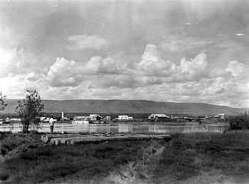 Mayo, vue de l'autre côté de la rivière Stewart.