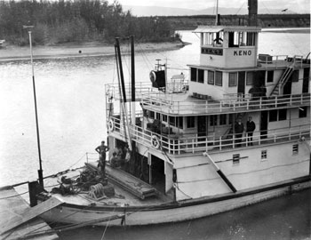 Photo des ponts supérieurs du Keno, avec le capitaine MOrrison et l'intendant du navire. Mayo, vers 1933.