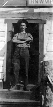 Claude Tidd, devant la porte du poste de la Royale Gendarmerie à cheval du Nord-Ouest à New Rampart House.