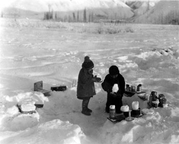 Deux enfants à Ross River, vers 1930.