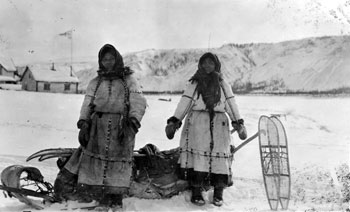 L'attrait de Claude pour la photographie de gens des premières nations suivait une longue tradition dans l'hitoire de cet art. Il a probablement  photographié ces deux femmes durant son séjour à New Rampart House, vers 1920.