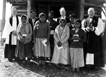 La classe de confirmation à l'église en bois rond du vieux village indien à Mayo, vers 1938.