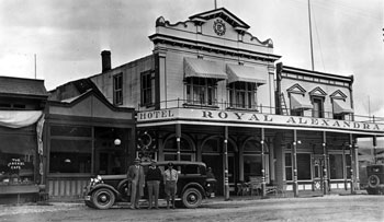 L'hôtel Royal Alexandra, situé sur la rue Front à Dawson. Mary mentionne cet hôtel dans l'une de ses lettres.