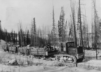 Le véhicule à chenille de 10 tonnes de la Treadwell Yukon Co., Mayo, vers 1930.