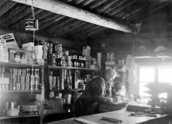 Intérieur du magasin, Pelly Banks, 1929. Pete Bockseth était le gérant du magasin de la société Taylor and Drury à Pelly Banks. 