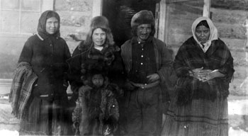 Une famille autochone, possiblement à Rampart House. 