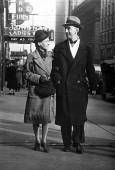 Claude et Mary dans une rue de Vancouver, janv. 1942.