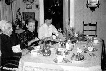 Mary est retournée à Lancaster après de décès de Claude. On la voit ici en compagnie de sa soeur Honey et de sa mère qui vécut jusqu'en 1961. 