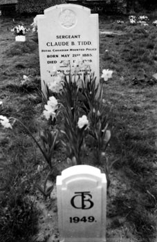 Claude's grave.