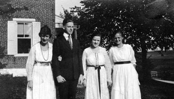 Mary (deuxième à partir de la droite) en compagnie de sa soeur aînée Anna, de son frère jumeau Mark et de sa cadette Elizabeth,surnommée affectueusement 