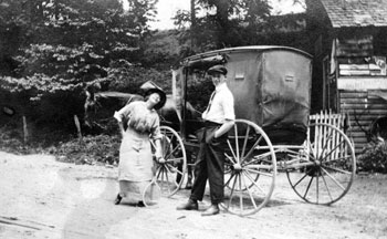 Mary et Mark avec le cheval et la voiture de leur père.