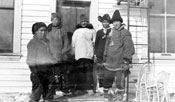 Les patrouilleurs de la GRC de McPherson qui faisaient l'aller-retour entre Dawson et McPherson. De gauche à droite : le guide Peter Semple, l'agent Pasley, le sergent-chef Dempster, le guide Jimmy Simon et l'agent Tyack. Mars 1920. 