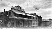 L'hôtel Royal Alexandra, situé sur la rue Front à Dawson. Mary mentionne cet hôtel dans l'une de ses lettres.