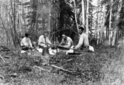 Mary, Honey, un homme non identifié et Arthur Anderson pique-niquent près de Forty Mile, mai 1932. 