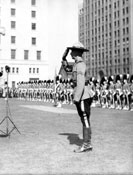 Claude Tidd de la GRC saluant lors de la cérémonie au cours de laquelle on lui remit la médaille d'ancienneté de service de la GRC. Vancouver, 1935. 