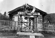 Mary Tidd et Honey Ryder discutent devant le poste d ela GRC à Forty Mile, 1932.